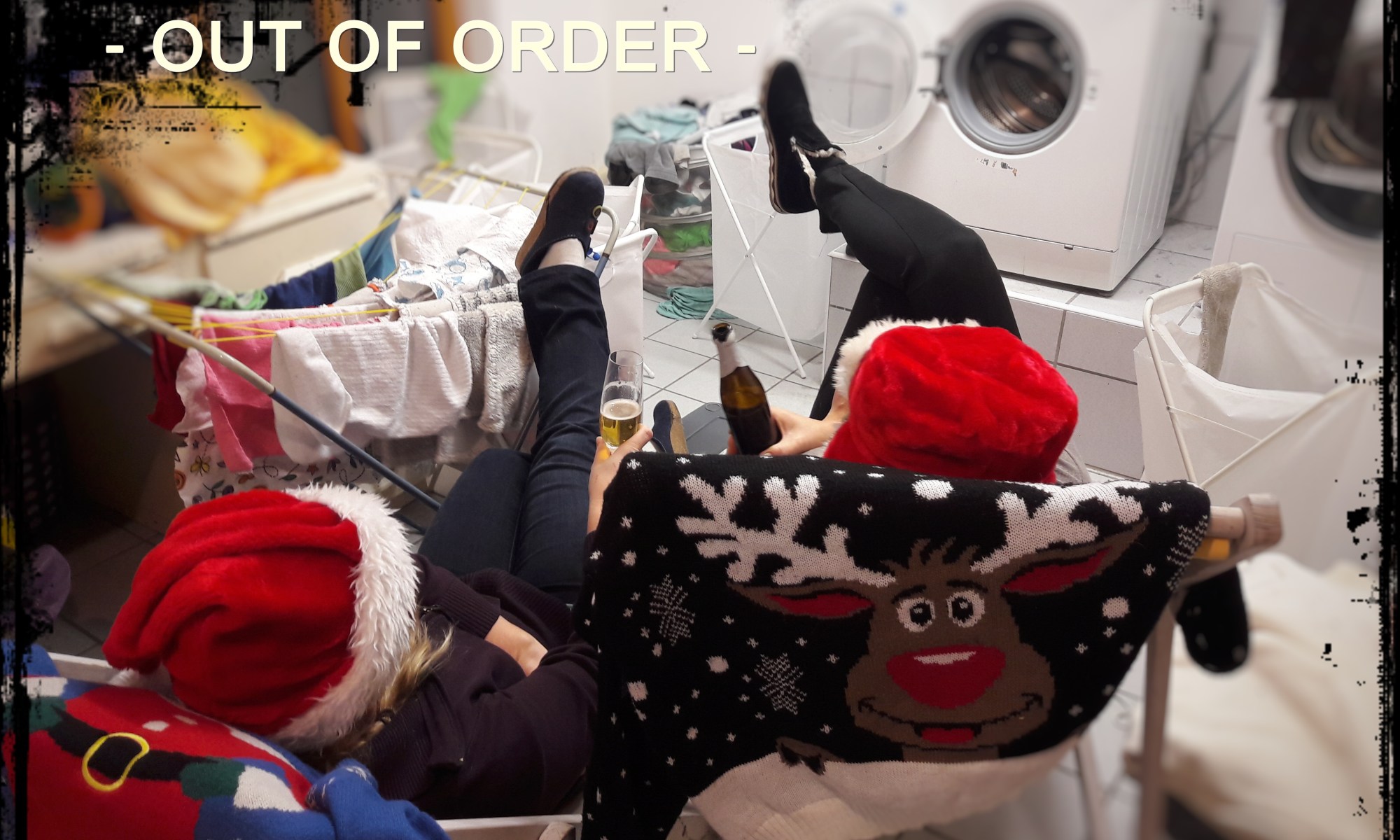 Das Bild zeigt Flitzer und Glitzer in Urlaubslaune. In Liegestühlen liegend, genießen sie ein Glas Sekt, bzw. ein Pils. Um die beiden herum eine chaotische Waschküche, in der mehr als genug Arbeit auf die beiden warten würde. Aber Urlaub ist Urlaub!