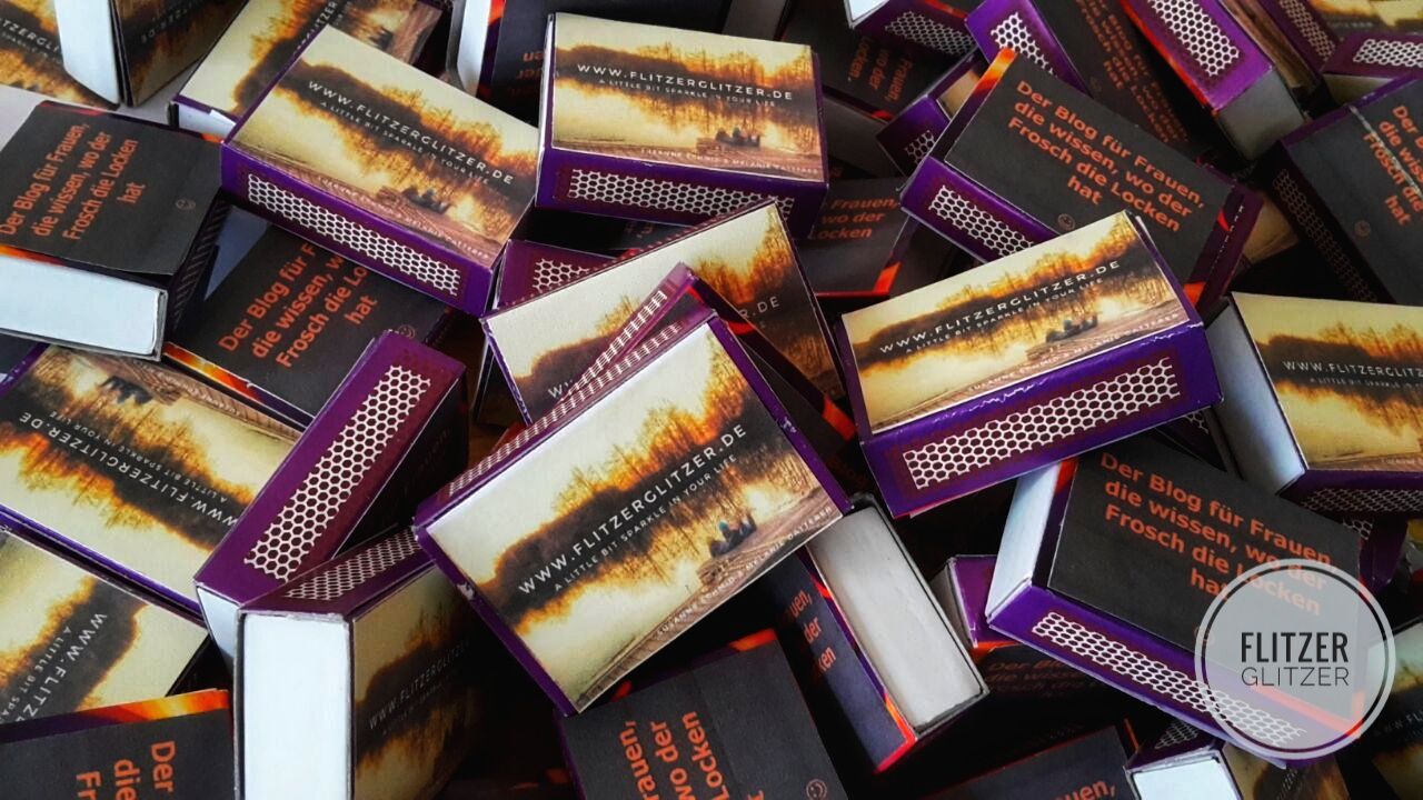 Ein Berg von Fliterglitzer Streichholzschachteln. Gut zu erkennen ist das Titelbild des Flitzerglitzer Blogs.