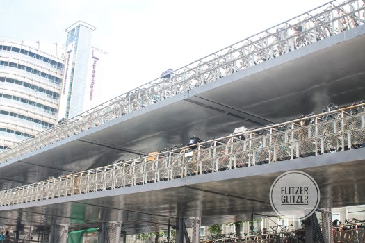 Das Bild zeigt das dreistöckige Fahrradparkhaus von Amsterdam. Nahezu alle Parkplätze sind belegt.