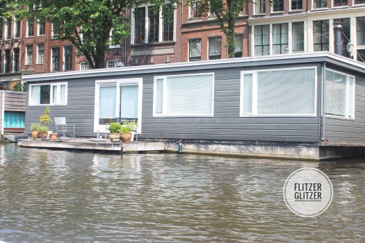 Das Bild zeigt ein Hausboot in den Grachte Amsterdams.