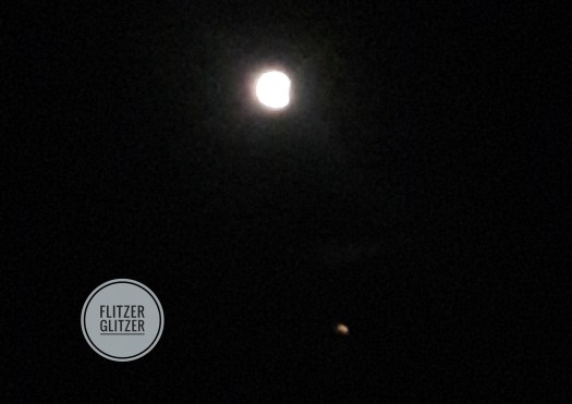 Wunderschöner Vollmond leuchtend hell mit Mars