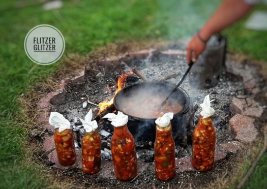 Flaschengemüse am Rand der Feuerstelle