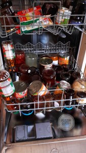 Eine geöffnete Spülmaschine voller Konserven.