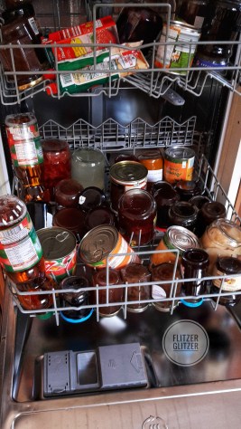 Eine geöffnete Spülmaschine voller Konserven.