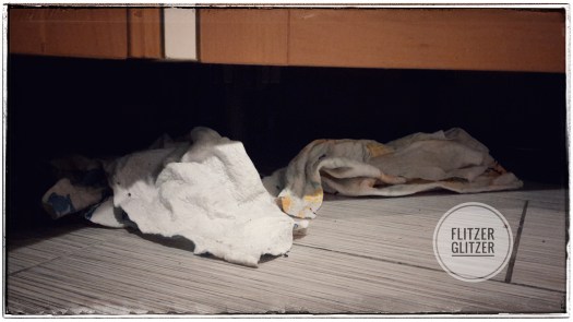 Bodenlappen unter der Küchenzeile zum Aufsaugen des ausgelaufenen Wassers.