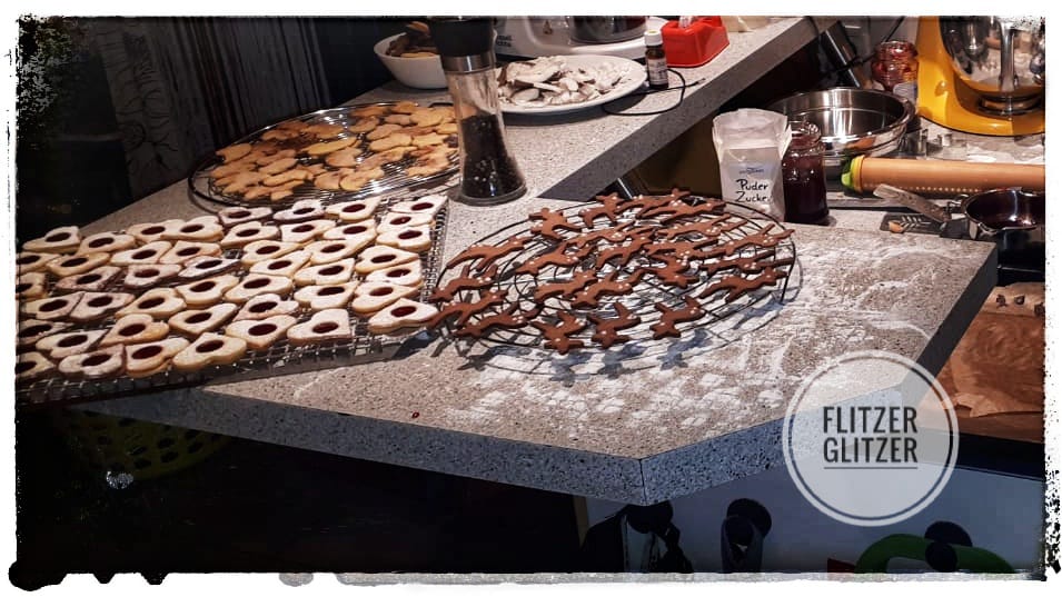 Zu sehen sind verschiedene Sorten selbst gebackener Plätzchen. Auf Kuchengittern zum Auskühlen aufgelegt.