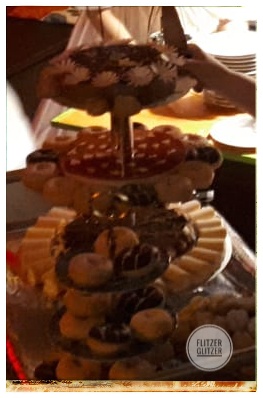 eine kreativ gestaltete dreistöckige Hochzeitstorte