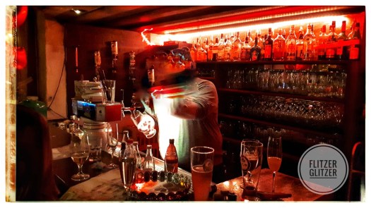 Der Tresen zieht die Gäste an, wie das Licht die Motten.