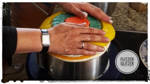 Die Torte steht einige cm über den Tortenring hinaus.