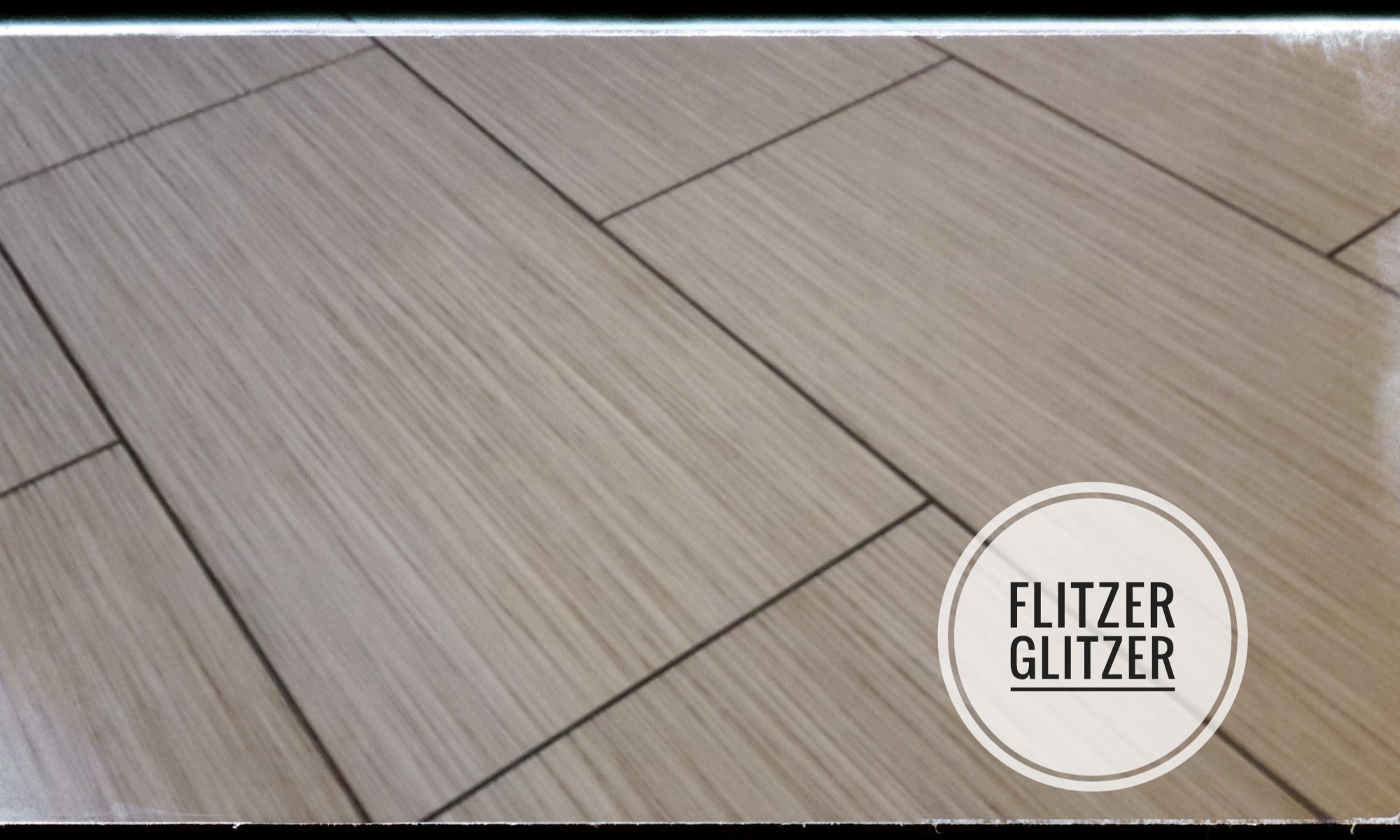 Ein ziemlich unspektakuläres Foto der Fugen. Fugen, so schwarz wie die Nacht.