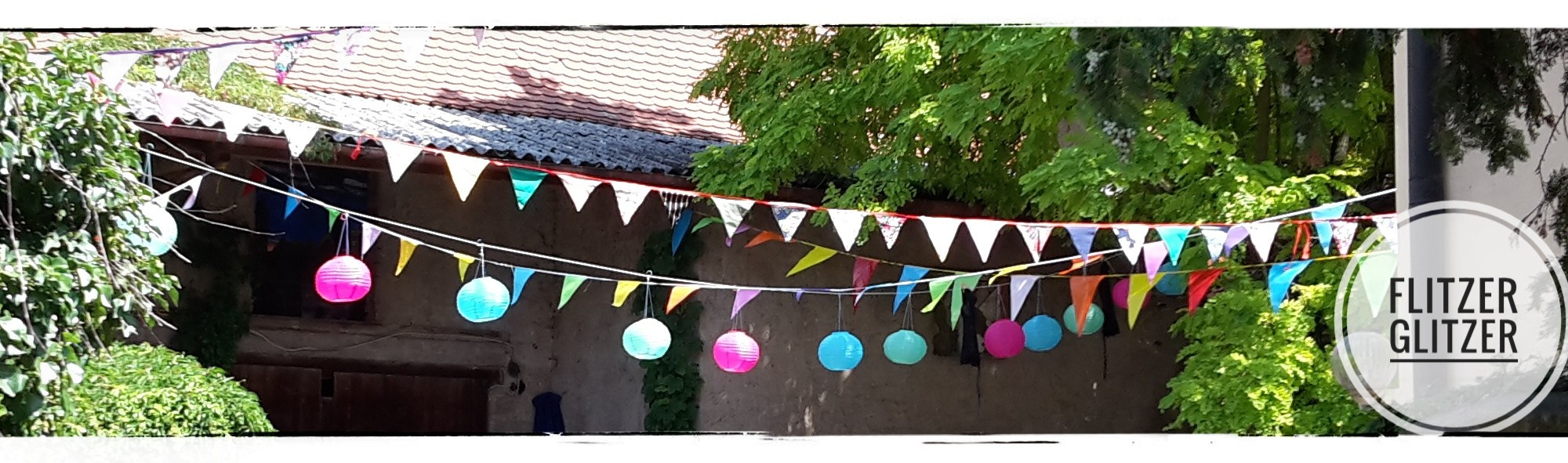 Bunte Lampignons und Wimpel über die Partylokation gespannt.