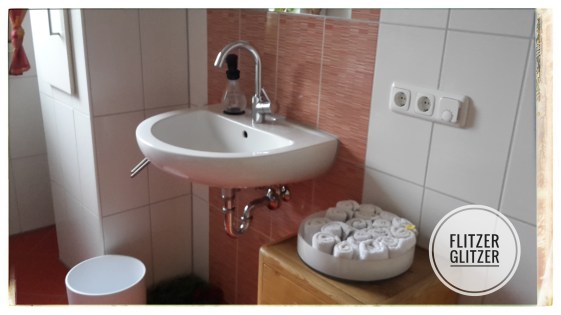 Unter dem Waschbecken, neben dem Wäscheabwurfschacht sieht er zwar schön aus, ist allerdings völlig überflüssig.