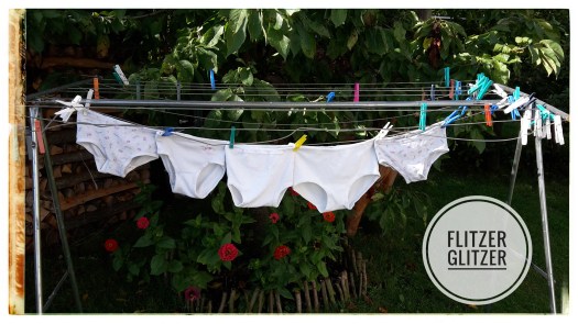 Mike an der Wäscheleine inmitten von weißen Kinderunterhosen.