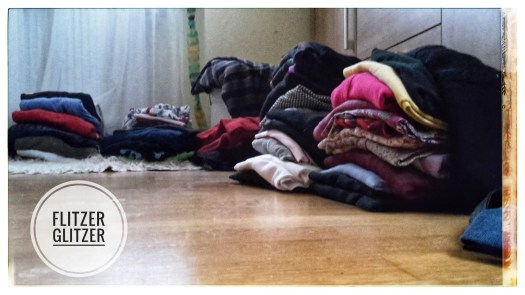 Bunt durcheinandergewürfelte Kleiderstapel