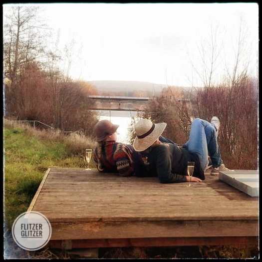 Völlig entspannt betrachten Flitzerglitzer die Insel, ohne der Brücke links im Hintergrund Beachtung zu schenken.