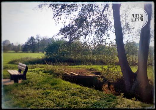 vergammelte Holzbrücke, die nicht dazu einläd, den Graben mit ihrer Hilfe überqueren zu wollen.