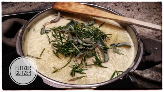 Die Kräuter erst nach dem ersten Aufkochen zugeben.