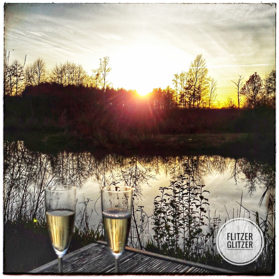 Zwei Gläser genießen den Sonnenuntergang.