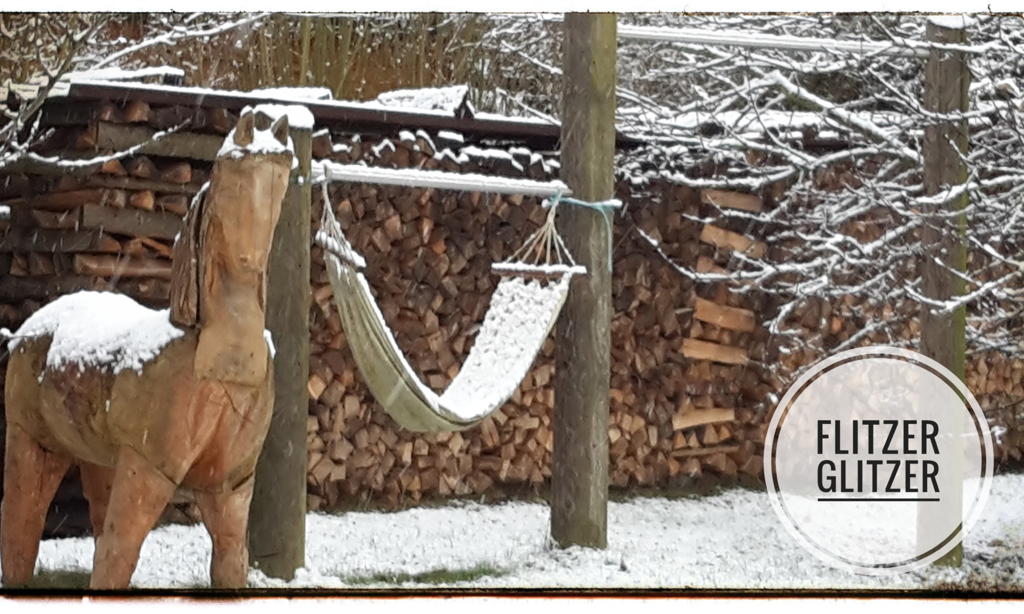 Leicht mit Schnee bedeckte Hängematte