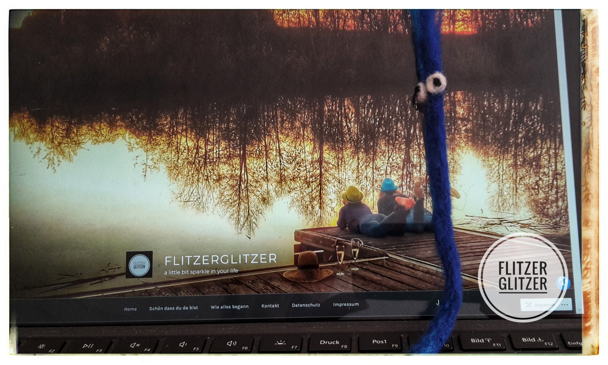 Blauer Filzwurm vor Computerbildschirm