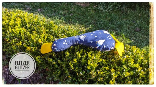 Unsere Stoffente hat es sich auf der kleinen Buxbaumhecke bequem gemacht.